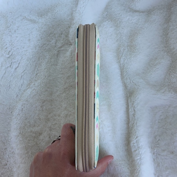 ❗️DONATED❗️EUC- FLORAL CHEVRON SYMBOL CLUTCH ZIPPER WALLET - Picture 9 of 11